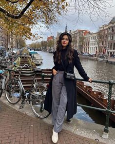 Autumn Outfits Parisian, Cute Amsterdam Outfits, Outfit Ideas Europe Winter, Amsterdam Clothes Style, Rainy Day In Europe Outfit, Amsterdam Work Outfit, Outfit Ideas For Amsterdam, Outfit Ideas Germany, Amsterdam Aesthetic Outfit Fall