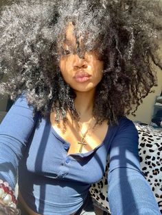 Erykah Badu Hairstyles, Black Hyperfem, Black Women Earthy Fashion, Aesthetic Waist Beads, Erykah Badu Braids, Earthy Emo Aesthetic, Earthy Curly Hairstyles, Grunge Earthy Aesthetic, Dreads With Bangs Black Women