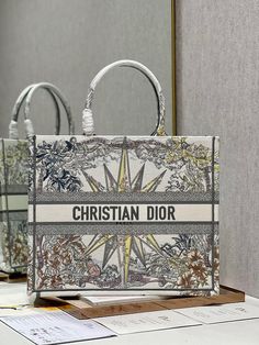 Charm - Dir Bags - 1772 Dior Book Tote, Stylish Handbags, Evening Clutch Bag, Luxury Women, Peta, Dior Bag, Evening Bags, Mini Bag, Fashion Statement