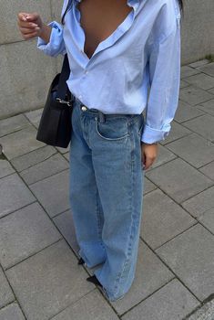 Blue Button Down Aesthetic, Regular Waist Jeans Outfit, Baggy Jeans Classy Outfit, Loose Blue Jeans Outfit, Baggy Going Out Outfit, Baggy Jeans Inspo Outfit, Baggy Work Outfit, Jeans Spring 2024, Jeans Outfit Evening