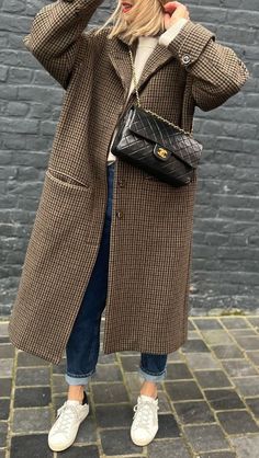 Winter Coat 2024/2025, Office Look Winter, Cold Fashion, Monochromatic Fashion, Cold Weather Outfit, Style Inspiration Winter, Suede Coat, Street Style Inspiration, Autumn Outfit