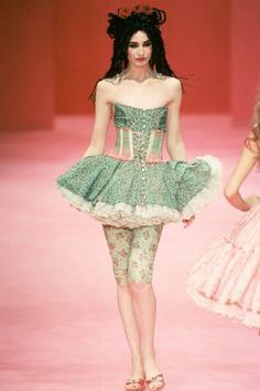 betsey johnson ss99 Skirt Shorts Outfit, Artist Outfit, Runway Models, Bohemian Chic, Runway Fashion