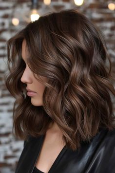 Brown Hair Brown Highlights, Short Dark Brown Hair With Highlights, Dark Brown Hair With Highlights, Medium Brown Hair Color, Brown Hair With Lowlights, 2024 Hair Trends, Highlights Hairstyles, Rambut Brunette, Dark Brunette Hair