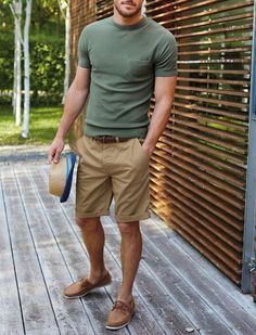 How to Dress for an Outdoor Social Event Mens Summer Outfits, Leather Boat Shoes, Hipster Man, Mode Casual, Fashion Streetwear, Mens Fashion Summer, Mens Casual Outfits, Patek Philippe, T Shirt And Shorts