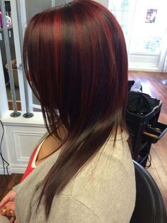 Superbes cheveux rouges par Coiffure Concept :) Red Chunky Highlights Short Hair, Burgundy Streaks, Skunk Highlights, Red Hair Streaks, Red Highlights In Brown Hair, Red Hair With Highlights, Short Hair Highlights