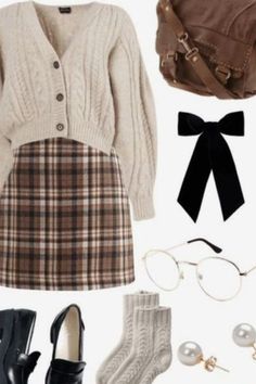 Looking for the perfect fall school outfit? This cozy look combines a cable knit sweater, plaid skirt, and classic loafers for a preppy yet casual style. Add knee-high socks, a vintage-inspired bag, and a simple bow for a chic touch. Ideal for those cool campus days, these college outfits blend comfort and fashion effortlessly. Shop Now through the link. 40s Mode, Academia Aesthetic Outfit, Stile Blair Waldorf, Adrette Outfits, Dark Academia Outfits, Dark Academia Outfit, Academia Outfits, Fest Outfits, Academia Style