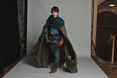 The mantle and cloak look!!  (The Hollow Crown, Richard II) Adventurer Costume, Larp Outfit, Hollow Crown, Lighting Reference, The Hollow Crown, Fantasy Au, Tom Hughes, Medieval Clothes, Joe Armstrong