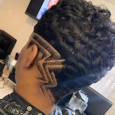 When your stylist is your barber✂️😍 Dope and edgy pixie by @scissorchicshay ❤️Would you rock this cut? #voiceofhair Undercut Women Design, Side Undercut Women, Side Undercut, Black Hair Short Cuts