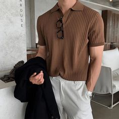 Aktualisieren Sie Ihre Garderobe mit MATTIAdem luxuriösen Poloshirt für den modernen MannDieses zeitlose Stück aus atmungsaktivem Stoff mit Streifendesign eignet sich perfekt für die Kreation eines klassischen Casual-LooksHeben Sie sich stilvoll von der Masse ab mit MATTIAder perfekten Ergänzung zu jedem Look. MaterialienPolyester Referenzcode: 8039/829 Alle unsere Produkte fallen etwas kleiner aus als der Durchschnitt. Solid Color Sweater, Brown Shirt, Knit Men, Elegante Casual, Knit Polo, Striped Polo Shirt, Casual Stripes, Look Casual