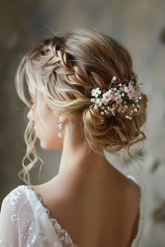 Bridal Hair Up With Flowers, Wedding Hairstyles Loose Bun, Wedding Updo Styles, Outdoor Wedding Updo, Floral Updo Wedding, Short Hair Wedding Hairstyles With Veil, Wedding Hairstyles No Veil, Wedding Hairdos For Long Hair Updo, Whimsical Bridal Hair Updo