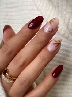 simple dark burgundy nails with gold leaves Summer Nail Art, Valentine Nails, Art Magic, Smink Inspiration, Burgundy Nails, Thanksgiving Nails, Neon Nails