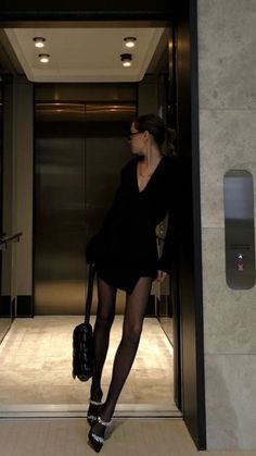 Look Vintage, Black Wrap Dress, Insta Photo Ideas, Mode Vintage, Look Fashion, Classy Outfits, Aesthetic Clothes