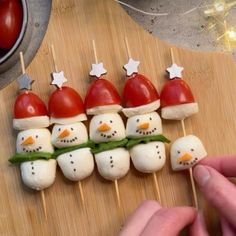 Christmas Starters, Christmas Food Crafts, Decorações Com Comidas, Christmas Recipes Appetizers, Amazing Food Decoration, Diy Front Porch, Easy Food Art, Front Porch Christmas Decor Ideas, Porch Christmas Decor Ideas