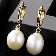 Real pearl earrings with big freshwater pearls Coming with 9-10mm big freshwater pearls, these real pearl earrings are the ideal jewelry pieces to complement your wardrobe. The pearl drop earrings consist of 18k gold clasp and oval shape freshwater pearl drop, creating an elegant style and simple appearance. The minimal look makes the pearl earrings real a great piece of jewelry to match the classic, warm, or neutral style, and level up your outfit in a short time. There are 2 colors of the real Real Pearl Earrings, Jewelry Mirror, Sterling Silver Engagement Rings, Freshwater Pearls Earrings, Pearl Hoop Earrings, Real Pearls, Silver Engagement Rings, Pearl Stud Earrings, Simple Earrings