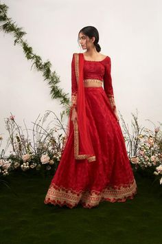 Laal Ishq, Scallop Embroidery, Indian Outfits Lehenga, Night Street, Wedding Indian, Desi Clothes, Indian Lehenga