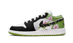 Silhouette tendance, la Air Jordan 1 Low est de retour dans une déclinaison inédite.  La Air Jordan 1 Low SE Floral Vines dévoile une base en cuir blanc accompagnée de superpositions en noir et vert équipées d'une finition façon ballon de basketball. Une autre touche d'originalité est donnée par une broderie florale qui habille le Swoosh latéral de la face extérieure. Cette nouvelle déclinaison travaillée et créative de la AJ1 Low reste néanmoins réservées aux petits pieds et est accompagnée d'u Nike Air Jordan Low, Blue Air Jordan 1, Jordan 1 Lows, Air Jordan Low, Jordan 4 Red, Jordan Low, Lavender Mist, Stella Marina, Air Jordan 1 Mid Se