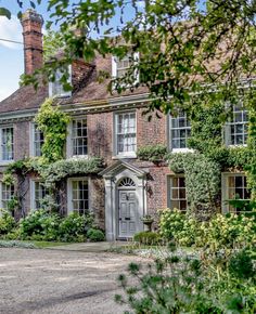 an old brick house with ivy growing all over it