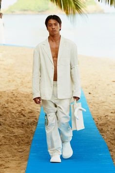 Jacquemus Runway, Jacquemus Menswear, Simon Porte Jacquemus, Black Umbrella, Mens Fashion Business, Menswear Runway, Pop Collection, Black Swimwear, Shooting Photo