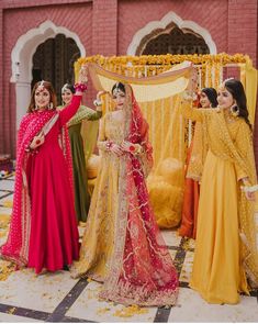 Mehndi Brides Outfit, Dholki Outfit Pakistani Dresses, Dholki Bride Dress, Dholki Dress Ideas, Sanchak Outfits, Dholki Clothes, Pakistani Wedding Outfits Sisters Bridesmaid Dresses, Mehndi Outfit Ideas For Bridesmaid, Dholki Outfit Bride