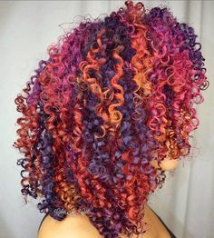 cabelo colorido com cachos Colorful Curly Hair, Bold Hair Color, Hot Hair Colors, Colored Curly Hair, Beautiful Curly Hair, Hair Crush