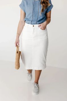 Spring Summer Capsule Wardrobe, Denim Skirt Outfits, White Denim Skirt, Summer Capsule Wardrobe, 90s Outfit, Summer Chic, Cute Skirts, Casual Summer Outfits, Simple Lines