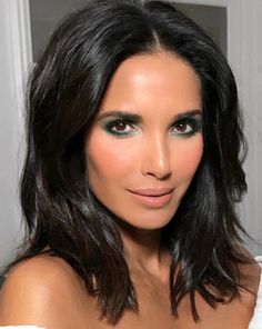 Padma Lakshmi green eyeshadow makeup look and medium length hair with messy waves hair style Messy Waves Hair, Green Eyeshadow Look, New Hair Do, Green Eyeshadow, Ombre Hair Color, Haircuts For Fine Hair, Haircuts For Long Hair, Long Bob