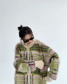 A piece made of fluffy mohair touch material that gives off a high appearance.

The plaid pattern that goes well with autumn and winter creates a fashionable style that instantly stands out.

I also love that it's oversized and can be worn comfortably.
◾️Model
Height/Weight：158cm(62.2in)/40kg(88.1lb)
Fitting Size：L
◾️Material
acrylic



Size (cm)
Length
Chest
Sleeve Length


S
68
116
48


M
70
120
50


L
72
124
52


XL
74
128
54 Oversized Multicolor Wool Sweater, Cozy Green Mohair Sweater, Oversized Multicolor Knit Outerwear, Oversized Mohair Cable Knit Sweater, Oversized Multicolor Jacquard Knit Sweater, Beige Cardigan, Oversize Knit, Try On, Plaid Pattern