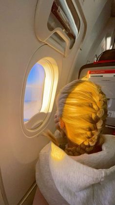 Stockholm Style Airport Outfit, Hairstyle For Airport, Hair Styles For Airport, Airport Hair Styles, Travel Hairstyles Airplane, Stockholm Hairstyle, Airplane Hairstyles, Airport Hairstyles Travel Hair, Airplane Hair