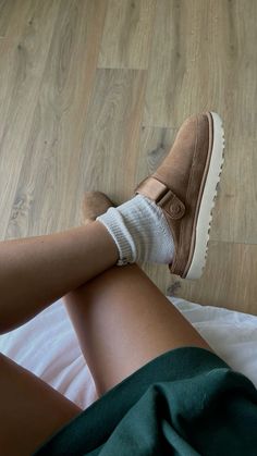 Ugg Clog Slippers, Ugh Goldenstar Clog Outfit, Uggs Goldenstar Clog, Ugh Golden Star Clog, Ugg Goldenstar Sandals Outfit, Trendy Fall Shoes 2023, Ugg Clogs Outfit Winter, Uggs Clogs Outfit, Ugh Golden Star Clog Outfit