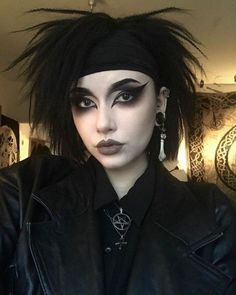 Eye Makeup Goth, Eye Makeup Aesthetic, Gothic Eye Makeup, Trad Goth Makeup, Gothic Hairstyles, Makeup Tut