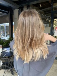 Winter Light Brown Hair Balayage, Golden Balayage Short Hair, Ombre Hair For Brunettes, Brushlight Hair Blonde, Blonde Ombre Hair Short, Honey Brown Short Hair, Short Honey Blonde Hair, Blond Ombre Hair, Short Light Brown Hair