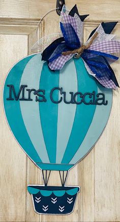 a blue and white hot air balloon with the words mrs cucada on it