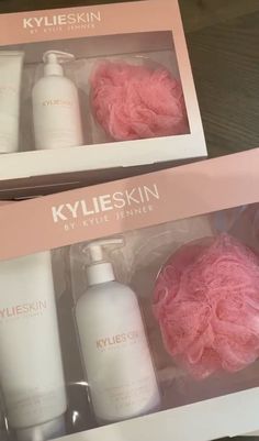 Kylie Jenner Blonde, Hair Tool Set, Trajes Kylie Jenner, Kylie Skin, Makeup Nails Designs, Female Energy, Kylie Cosmetic