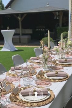 21 diner party in de tuin 21 Diner Ideas, 21 Birthday Dinner, 21 Diner Menu, Diner Table Decoration, Pink Wedding Table Settings, Dinner Party Set Up, Birthday Dinner Party Table Settings, Pink And Gold Table Setting, Sweet 16 Dinner