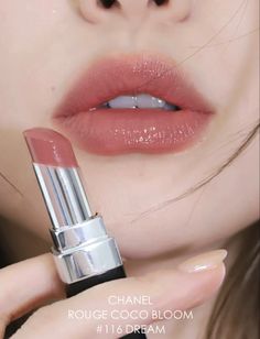 Chanel Rouge Coco Bloom, Makeup Bibir, Maquillage Yeux Cut Crease, Chanel Rouge, Plump Lips, Lipstick Kit, Makeup Accesories, Beauty Makeup Tutorial, Fancy Makeup