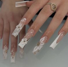 White Nails For Quinceanera, Acrylic Nails Xl Square, White Long Acrylic Nails With Diamonds, Long Wedding Nails For Bride, White Acrylic Nails With 3d Flowers, White Nails With 3d Flowers, Wedding Acrylic Nails For Bride, Extra Nails Acrylic, Nails Acrylic Latina