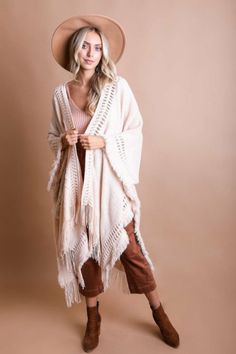 Winter Outfits Oversized Kimono, Ruana Wrap, Cozy Wrap, Boho Fringe, Boho Kimono, Beautiful Knitting, Wrap Sweater, Boho Vibe, Look Chic