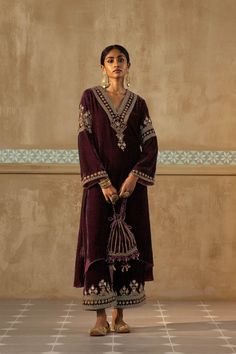 Pakistani Gowns, Sureena Chowdhri, Mulberry Fabric, Velvet Suit Design, Velvet Kurta, Color Peacock, Velvet Dress Designs, Velvet Suit, Trendy Fashion Tops