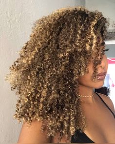 #morenailuminada #luzescachos #cabelocacheado #cacheadas #curly #cachospoderosos Dyed Curly Hair, Highlights Curly Hair, Mixed Curly Hair, Colored Curly Hair, Dyed Natural Hair, Curly Hair Styles Easy, Hairdos For Curly Hair, Natural Curls Hairstyles, Curly Hair Inspiration