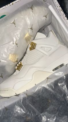 #jordan4 #jordan #jordanshoes #metallic #gold #womensfashiontrends #kicks #sneakeraddict Jordan 4s Outfit, Jordan 4 Metallic, 4s Outfit, Gold Man, Dream Shoe, Man Outfit, Mode Zara, Body Hygiene