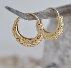 Unique Hoop Earrings, Dope Jewelry Accessories, One Earring, Lace Earrings, Dope Jewelry, Filigree Earrings, Gold Earrings Designs, Jewelry Lookbook, Girly Jewelry