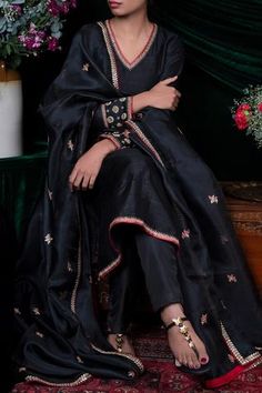 Shop for Shimai Jayachandra Black Degummed Raw Silk Zardozi Embroidered Kurta Set for Women Online at Aza Fashions Embroidery Zardozi, Silk Kurti, Kurta Set For Women, Kurti Designs Party Wear, Boutique Dress Designs, Organza Dupatta, Kurta With Pants, Manish, Embroidery Suits