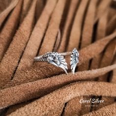 Wings of Ícarus Ring. -Material: 925 Sterling solid silver. Gentle on sensitive skin. -Adjustable size available. Ideally for sizes medium: 7 US - 8 US & 9 US.📏  -Front face height: 12 mm. -High quality jewel. Stamped 925 silver. -Handmade 🤲🏻 Embrace celestial beauty with our sterling silver 925 adjustable angel wings ring, delicately crafted to encircle your finger with ethereal grace. This stunning piece features intricately detailed angel wings that elegantly rest at the front, creating a captivating and angelic look. Perfect for adding a touch of heavenly charm to any outfit, this ring is a meaningful symbol of protection and guidance. Treat yourself or a loved one to this exquisite piece of angelic jewelry today! If you want to wear super curious and original silver necklaces, we a