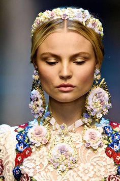 Magdalena Frackowiak, Flowers In Her Hair, Mode Boho, Floral Fashion, Baroque Fashion, Runway Pictures, 인물 사진, Large Earrings