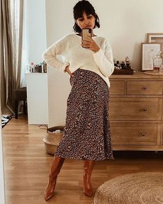 Midi Rok Outfit, Midi Rock Outfit, Midi Skirt And Boots, Midi Skirt Fall, Rok Outfit, White Oversized Sweater, Skirt And Boots, Elegante Y Chic, Midi Skirt Outfit