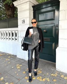 40  Stylish Fall Work Outfits For A Cozy & Chic Professional Look! - prettygirlythings.com Nadia Anya, Grunge Fits, Brown Leather Pants, Leather Pants Outfit, Estilo Indie, Clothing Guide, Stylish Fall Outfits, Earthy Outfits