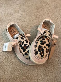 These are a preorder, please allow 3-4 weeks before shipping Light pink genuine Hey Dudes, Cheetah print cowhide Womens sizes Cute Hey Dudes, Hey Dude Shoes Women, Custom Hey Dudes, Country Shoes, Bota Country, Western Shoes, Western Wear Outfits, Cute Country Outfits, Looks Country