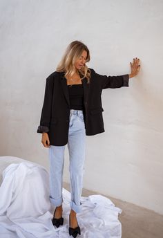 Elevate your wardrobe with our classic black blazer, featuring long sleeves and a flowy design -- complete with lining for comfort. Perfect for adding sophistication to any look. Our model wears the Black Andrea Top and the Light Blue Maddie Jeans Sizes: S-M / M-L S-M: Length 27.16 in - Width 22.83 in M-L: Length 27.95 in - Width 24.01 in Handwash 86°F Black Jeans Parisian Style, Relaxed Chic Style Minimal Classic, Black Jeans Summer Outfit Work, Black Blazer Outfit Office, Woman Classy Outfits, Birthday Casual Outfit Ideas For Women, Jeans Work Outfit Summer, Jeans And Black Blazer Outfit, Jean And Blazer Outfit