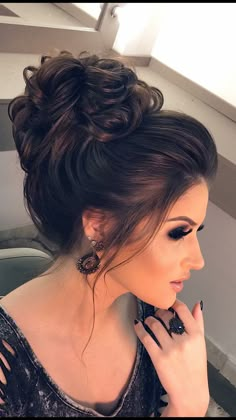 Coque ondulado com topete Updos For Long Brown Hair, Sanggul Modern, Updo Hairstyle, Hairstyle Women, Trending Hairstyles