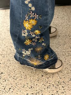 Embroidered Jeans Flowers, Embroider Jeans Ideas, Patches On Jeans, Flower Embroidered Jeans, Estilo Hippy, Pola Sulam, 자수 디자인, Swaggy Outfits